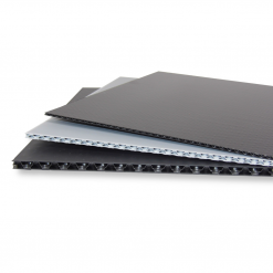 Kunststoff-Wabenplatte – vielseitige Mehrweg-Lösung für Lager, Logistik und Verpackung. Verwendbar als Palettenauflage, Palettenzwischenlage, Kunststoffdeckel oder gestanzte Gefache für KLT-, GLT- und Eurobehälter. Ideal zur Unterteilung, Stabilisierung und als Ersatz für Kartonverpackungen in Mehrweg- und Sonderbehältern.