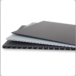 🇩🇪 Deutsch Kunststoff-Wabenplatte mit Hohlkammerstruktur – leichte, stabile Sandwichplatte aus Kunststoff für Verpackung, Transport und industrielle Anwendungen. 🇬🇧 Englisch Plastic honeycomb panel with hollow core design – lightweight and durable plastic sheet ideal for packaging, transport, and industrial use. 🇪🇸 Spanisch Panel de panal de plástico con núcleo hueco – lámina plástica alveolar ligera y resistente, ideal para embalaje y aplicaciones industriales. 🇫🇷 Französisch Panneau alvéolaire plastique à structure creuse – plaque sandwich légère et résistante pour l’emballage et les applications logistiques. 🇮🇹 Italienisch Pannello a nido d’ape plastico con nucleo cavo – lastra alveolare leggera e robusta per imballaggi e uso industriale. 🇵🇱 Polnisch Płyta komorowa z tworzywa sztucznego o strukturze plastra – lekka i wytrzymała płyta warstwowa do opakowań i logistyki. 🇳🇱 Niederländisch Kunststof honingraatplaat met holle kern – lichte en sterke kunststofplaat voor verpakking, opslag en industriële toepassingen.