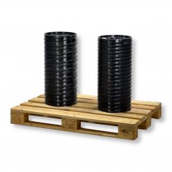 Zwei schwarze, im FDM-3D-Druck gefertigte Schnecken-/Walzen-Großbauteile stehen auf einer EPAL-Europalette vor weißem Hintergrund